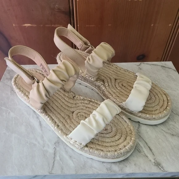 American‎ Eagle Espadrille Wedge - Picture 2 of 8